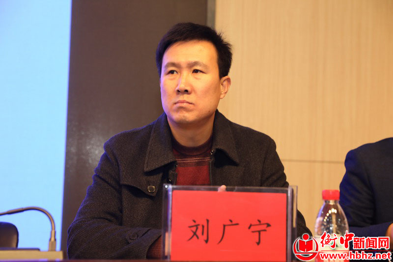 会上,班主任代表王海阔老师发言.