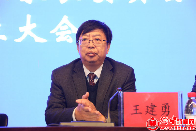 会上,班主任代表王海阔老师发言.