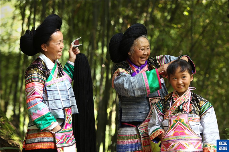 陡箐歪梳苗头顶一斤重绒毛线盘起的发饰展开有一米长