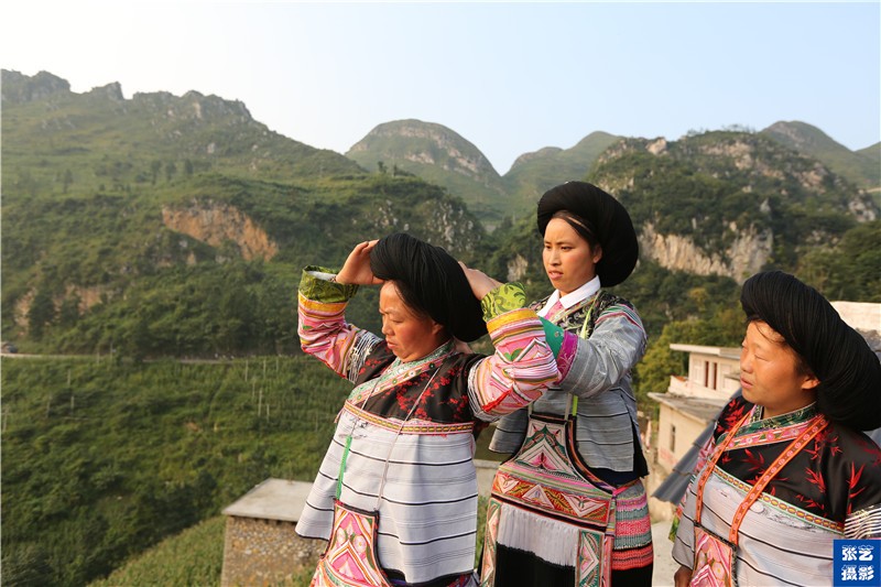 陡箐歪梳苗头顶一斤重绒毛线盘起的发饰展开有一米长