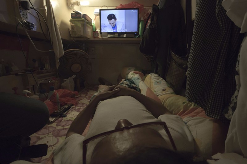 图击人口密度高的香港有人住2平米的房子睡觉时伸不开腿