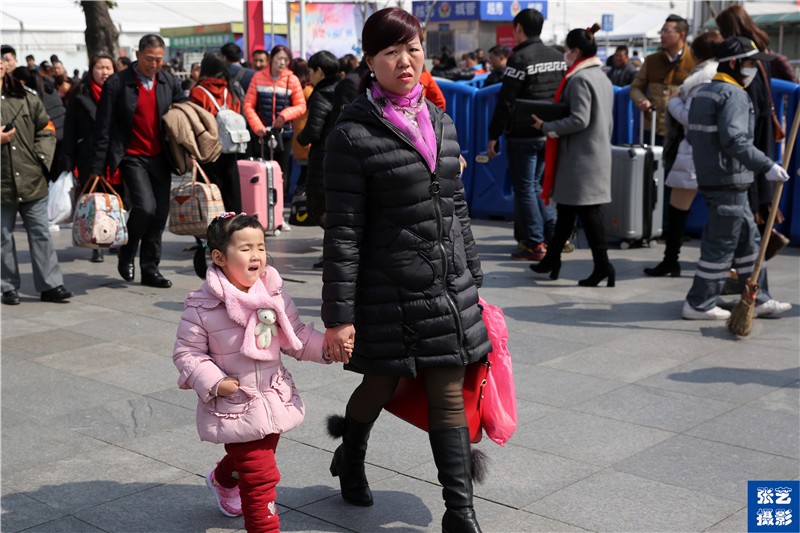 春运首日,广州火车站上的"小候鸟"随父母回家过年