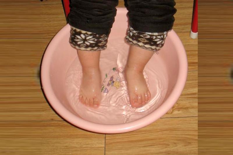 奶奶每晚给2岁宝宝泡脚, 妈妈却说会变扁平足?