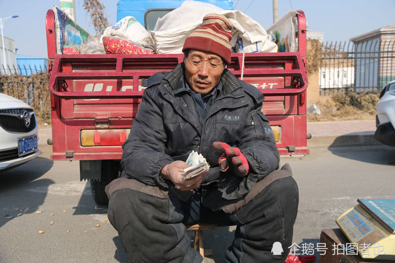 农村大叔冒着5级寒风跨市赶集卖年货收入超500,自制保暖神器抢眼