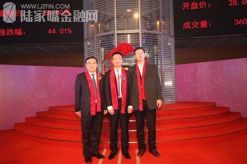 中源家居股份有限公司董事长,总经理曹勇与现场嘉宾合影(1)