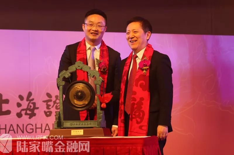 中源家居股份有限公司董事长,总经理曹勇(左)和上海证券交易所监事长