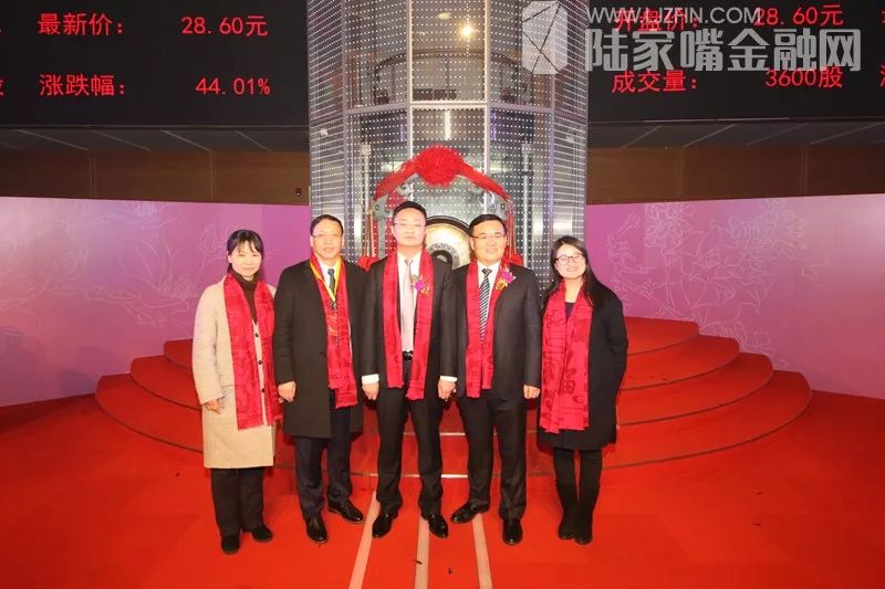 中源家居股份有限公司董事长,总经理曹勇(左)和上海证券交易所监事长