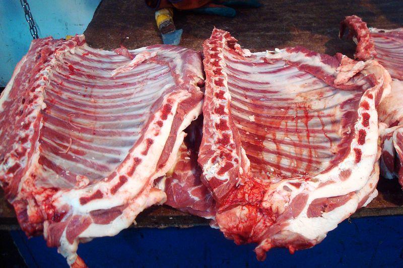 新疆人就这么置办年货,整只羊提回家,一次吃半只太正常了|新疆|牛羊肉