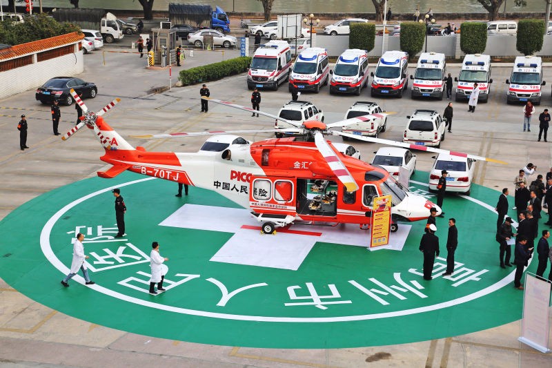 一架尾翼编号"b-70tj"的急救直升机稳稳地降落在粤西地区春运期间唯一