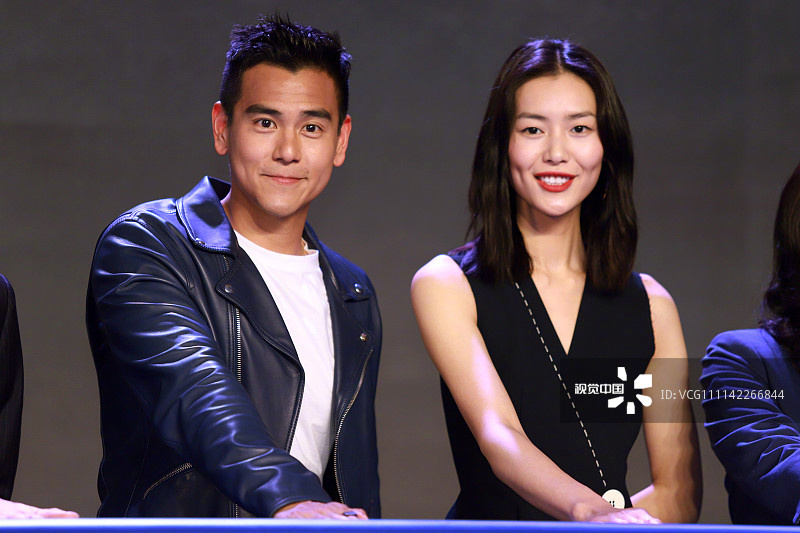 刘雯彭于晏首次同台甜蜜互动