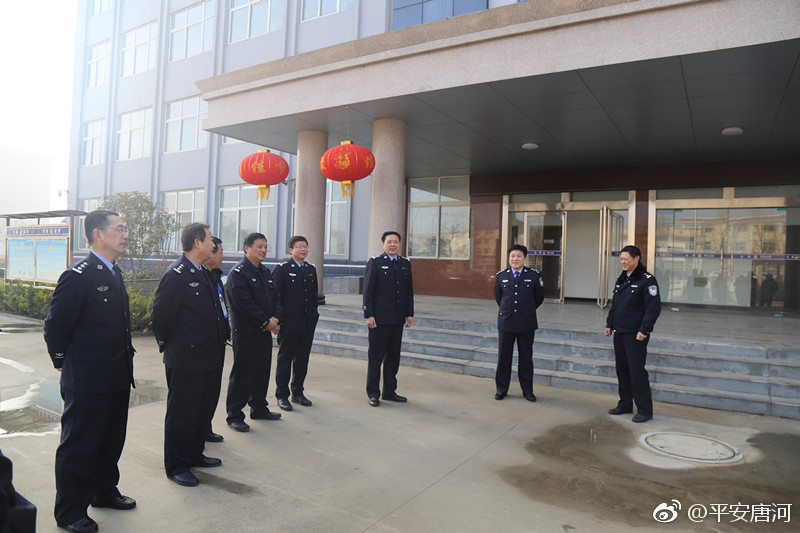 唐河县公安局党委班子成员春节后上班首日看望慰问广大民警