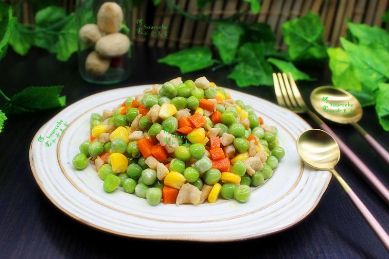 胡萝卜切粒的大小要和甜豆玉米粒差不多;3.