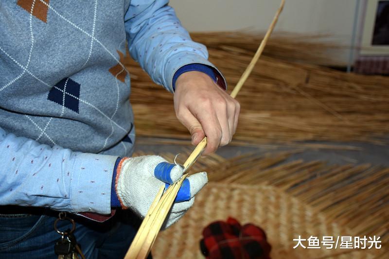 男子编席20多年难挣钱 无奈打零工养家|芦苇|石磨|凉席_新浪新闻