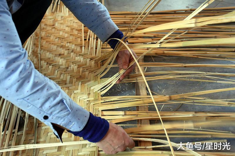 男子编席20多年难挣钱 无奈打零工养家