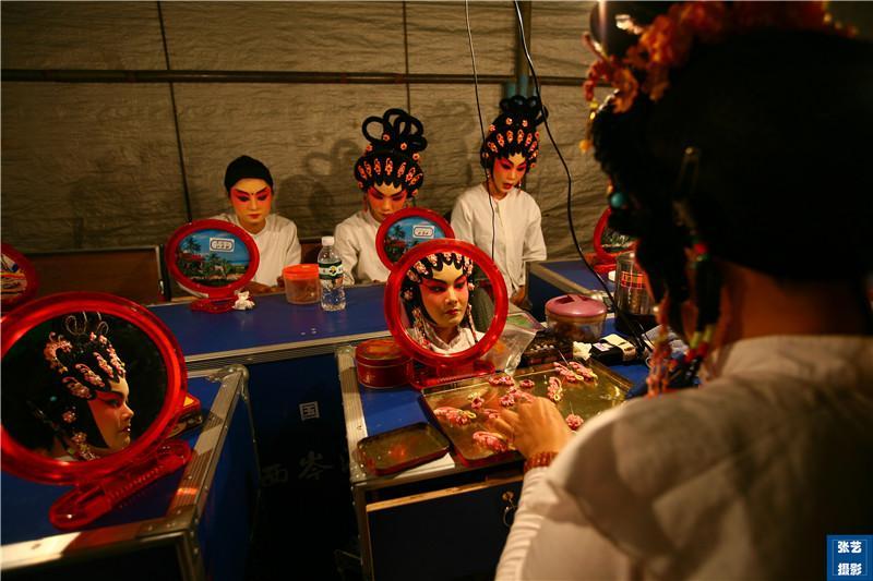 专业粤剧团一百多号人到私人小楼演出, 台下观众寥寥无几|化妆|粤剧团