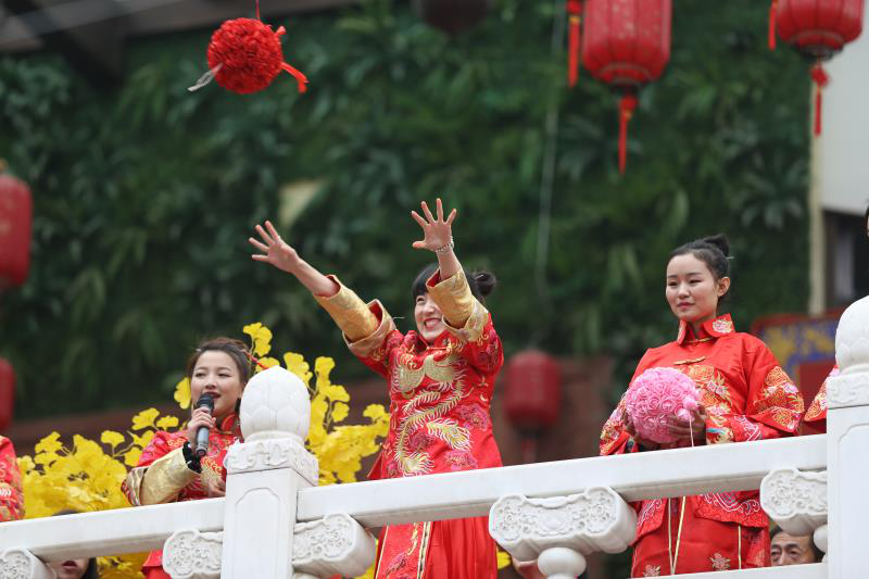 举办了"第二届元宵节大型单身交友活动暨全民媒婆古装绣球传情相亲会"