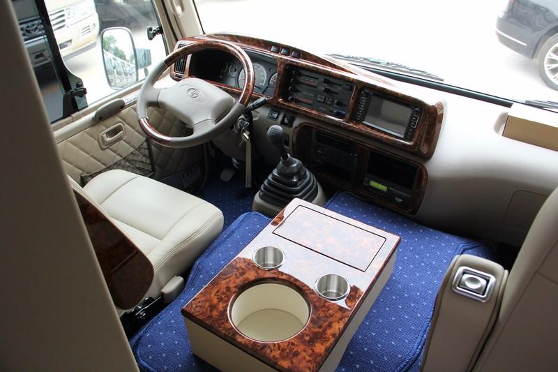 不是所有车都叫大巴车,12座的丰田大巴,坐上后点燃你的梦想