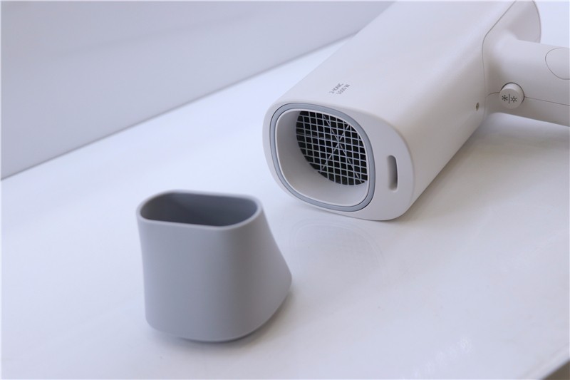 除此以外,须眉电吹风还拥有磁吹风嘴设计,一拆一