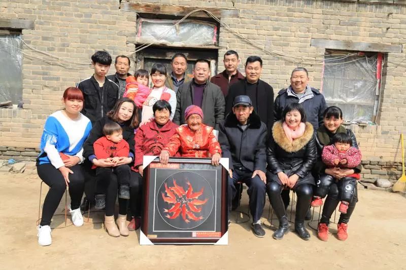 封丘居厢镇柏寨村:百岁老人贺大寿 四世同堂释家风