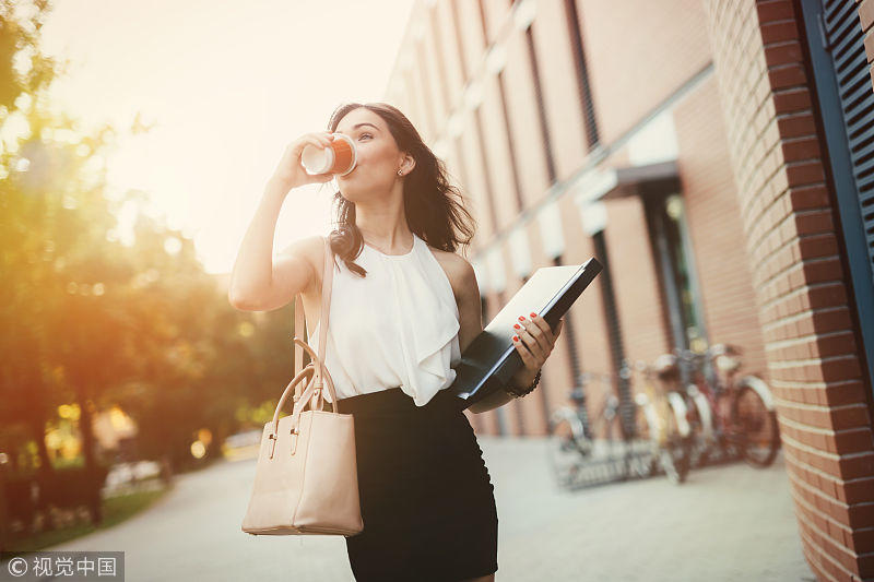 拿朋友送的望远镜偷看楼对面美女意外发现自己常年被人监视