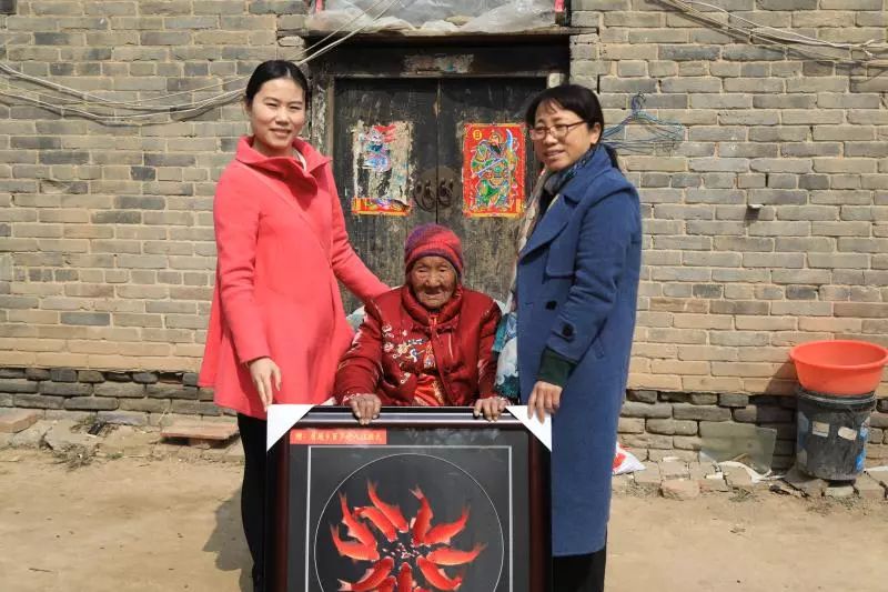 封丘居厢镇柏寨村:百岁老人贺大寿 四世同堂释家风