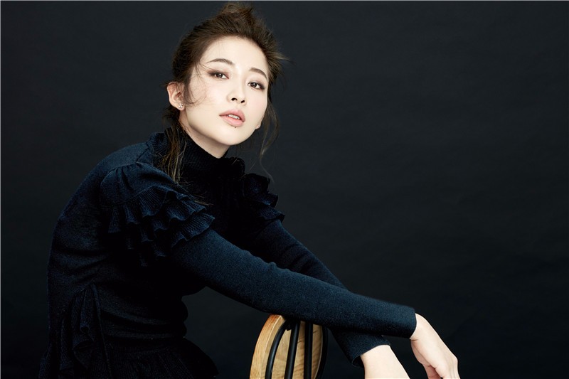 组图:夏星最新写真 黑白之间的向上美