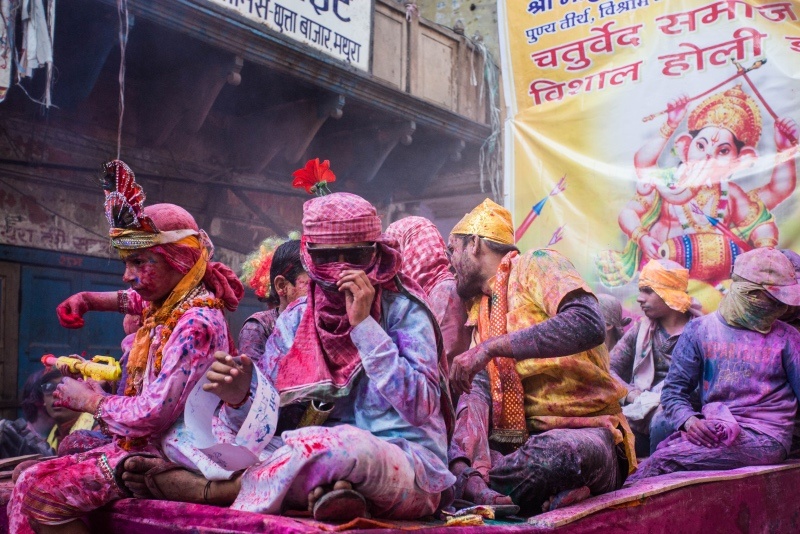 印度新年简直群魔乱舞,我们放鞭炮,他们洒花粉,犹如丧尸屠城