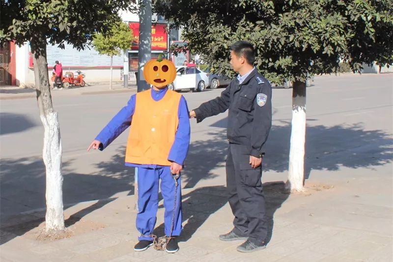 牟定警方押解持刀抢劫犯罪嫌疑人公开辨认现场