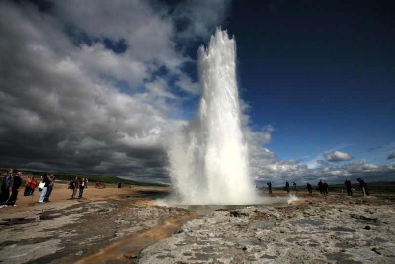 世界上最强大的自然喷泉射出了60米高度胆小的都不敢靠近