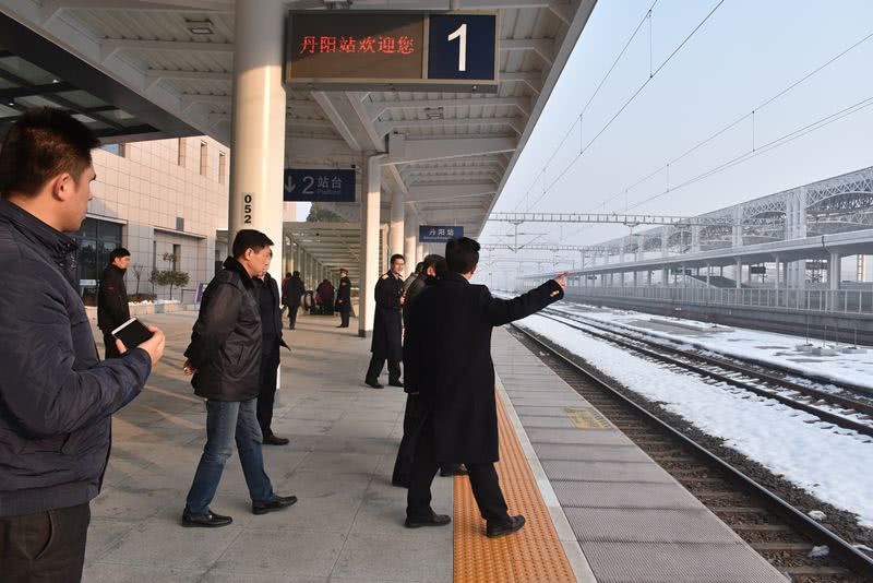 丹阳火车站南广场新站房 整体工程历时2年半, 改造范围为站台,雨棚