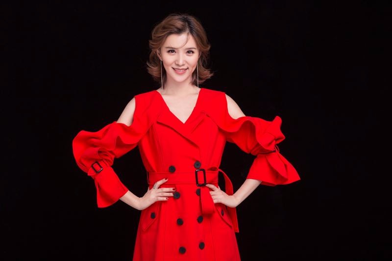 张杨果而元宵节写真曝光 一身红装亮眼夺目喜庆十足