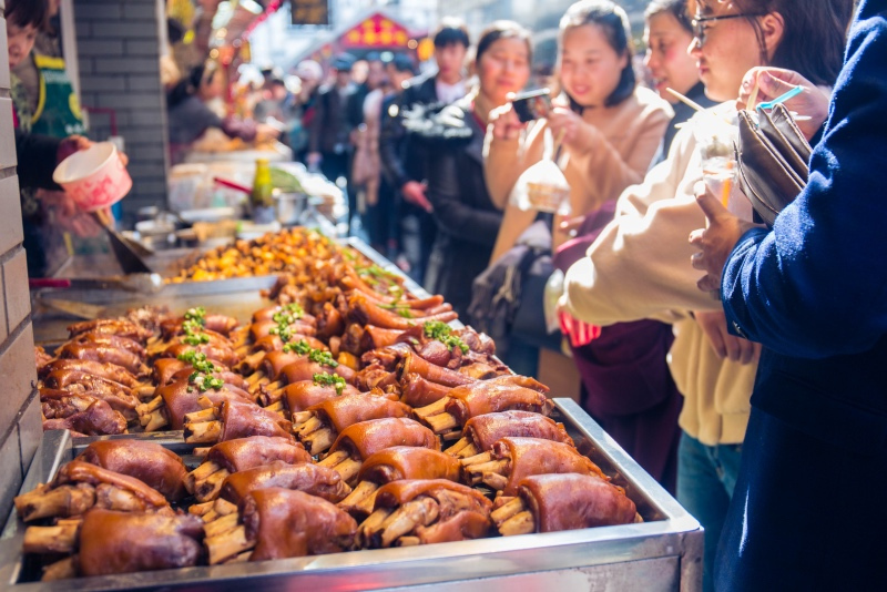 为什么游客都喜欢本地人不会去的小吃街品尝美食,当真人傻钱多