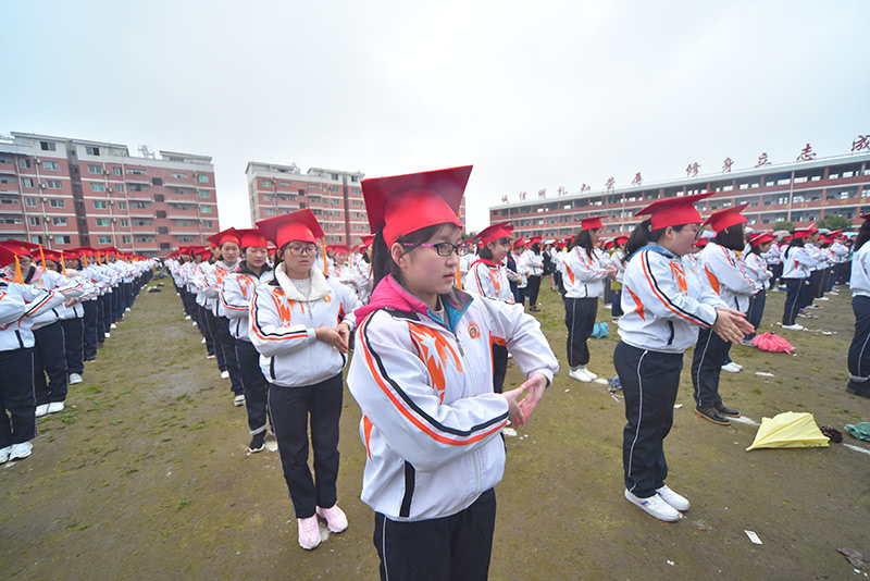 南充十一中举办十八岁成人礼暨宪法宣誓活动