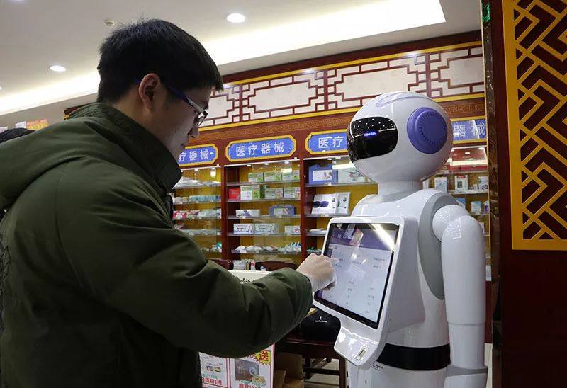 机器人"医师"进行回答后,马上就能得到一张医嘱"药方",选择药品付钱后