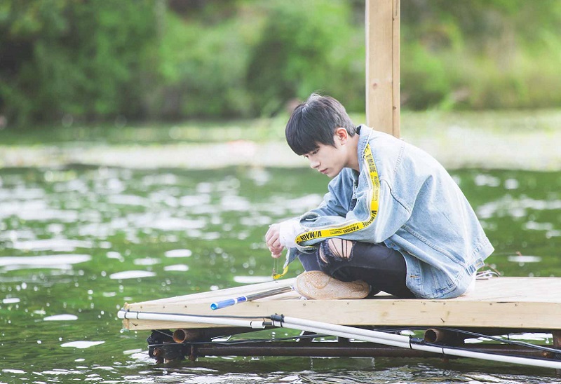 男明星最霸气的坐姿,杨洋光着脚丫子,鹿晗这坐姿小心摔下来!