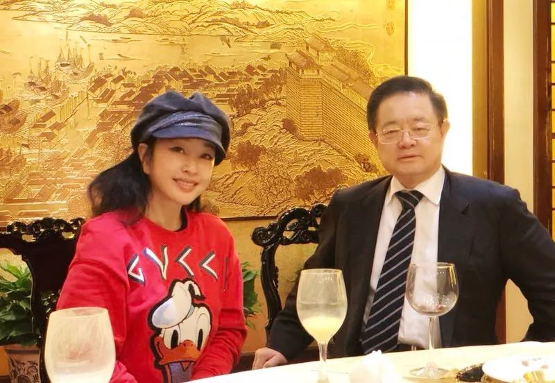 刘晓庆和老公亲密合影近照曝光大明星变身小女人