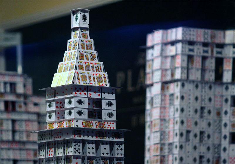 美国,有个牛人不靠胶水之类的东西,单凭扑克牌就搭建起一些出名的建筑
