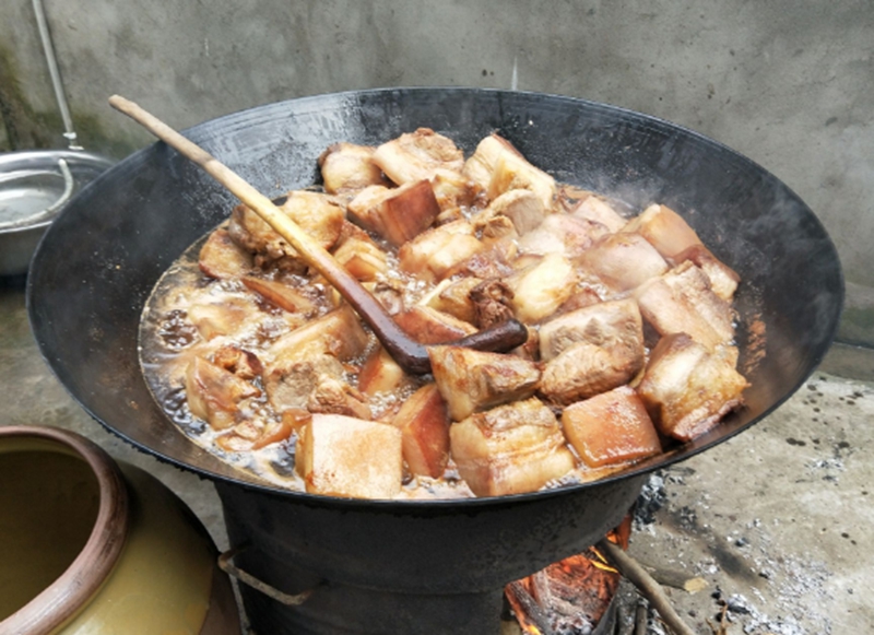 每户人家会杀一头或者两头猪,炸好的肉可以吃一年,童年的回忆!