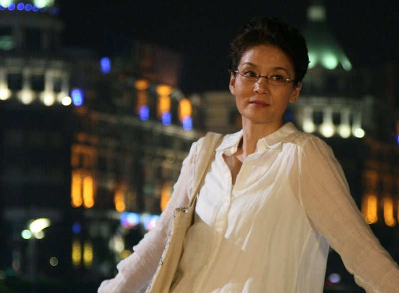 73岁归亚蕾和63岁潘虹近照网友自然老去的脸看着就是优雅