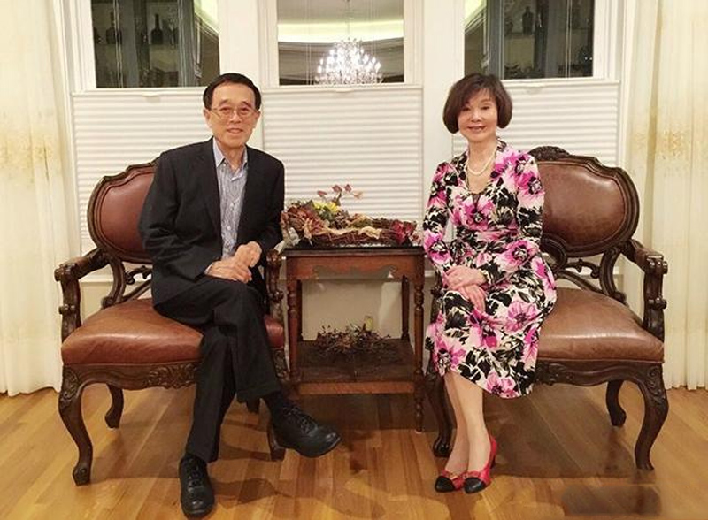 73岁归亚蕾和63岁潘虹近照网友自然老去的脸看着就是优雅