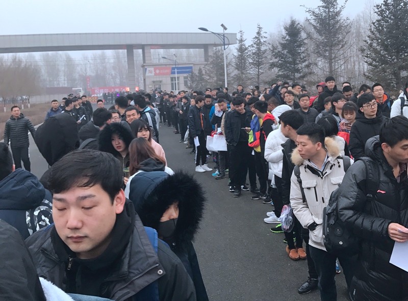吉林省监狱系统招录公务员数千人排队等候体能测试