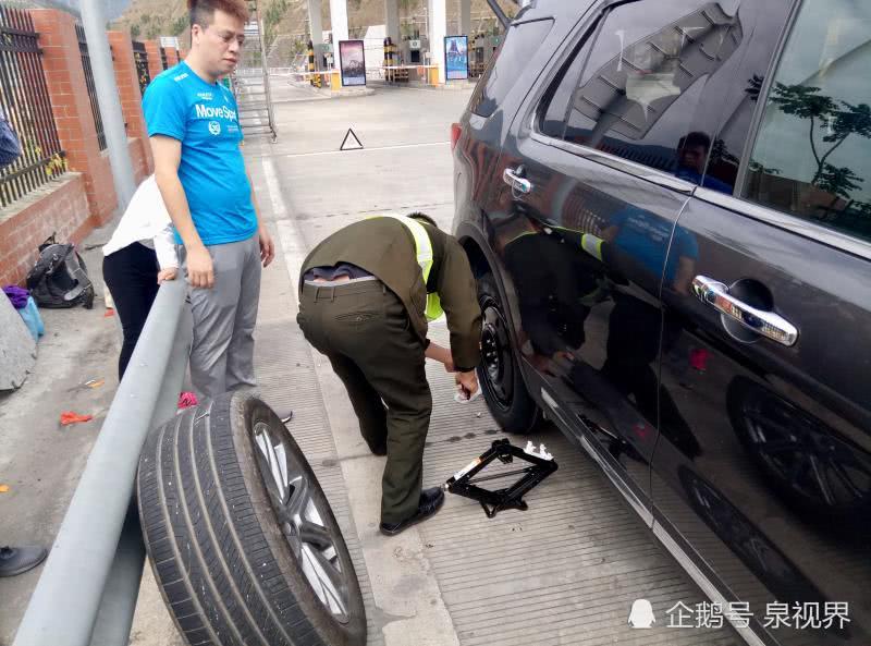 高速公路收费站的工作人员为一旅客暖心"换胎"