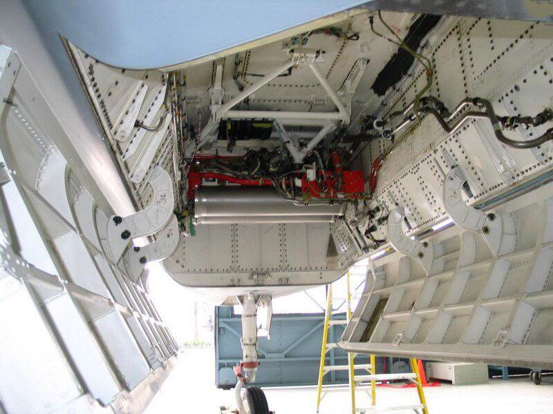 (yf23的弹仓)yf23和配套使用的f120发动机技术成熟度低,造价比yf22高