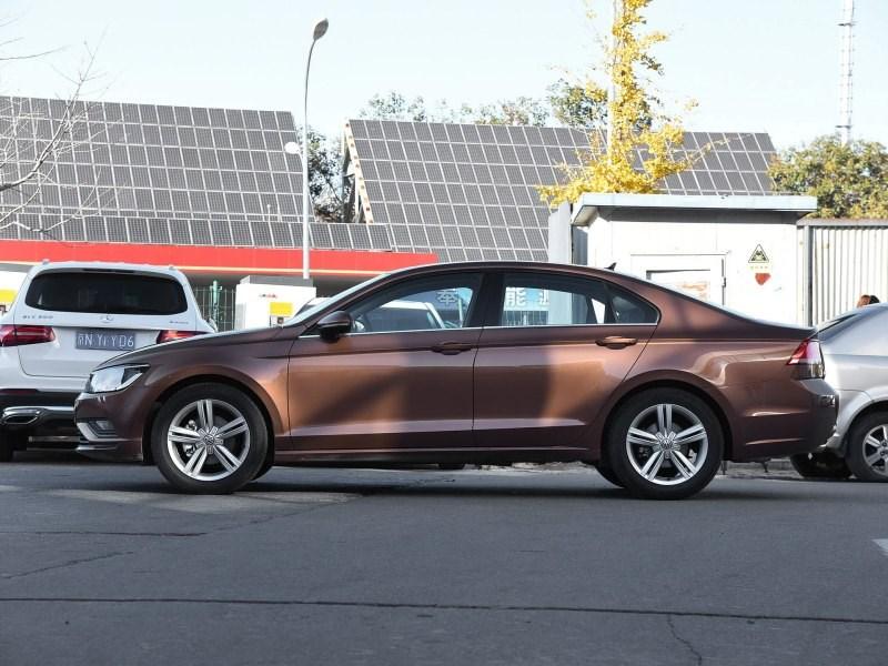 2018款凌渡外观延续了现版本造型设计,采用了大众汽车标志性的前脸