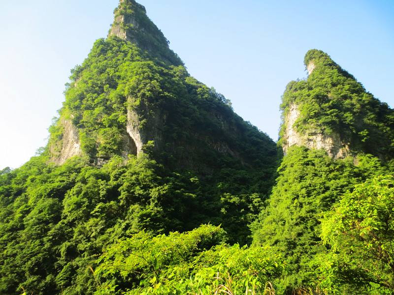 为了拯救村民,夫妻俩选择牺牲自己,变成村里的两座大山