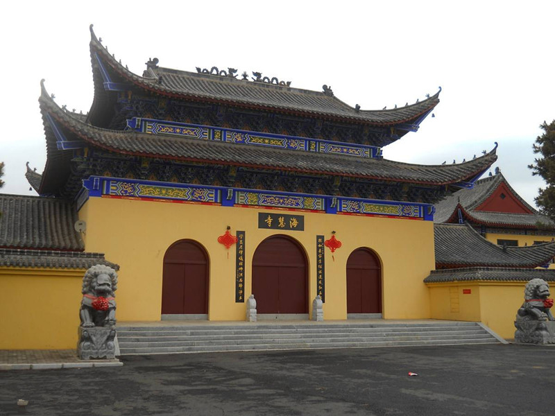 乞丐夜晚想借宿寺庙和尚担心坏人不开门没想到乞丐是皇帝