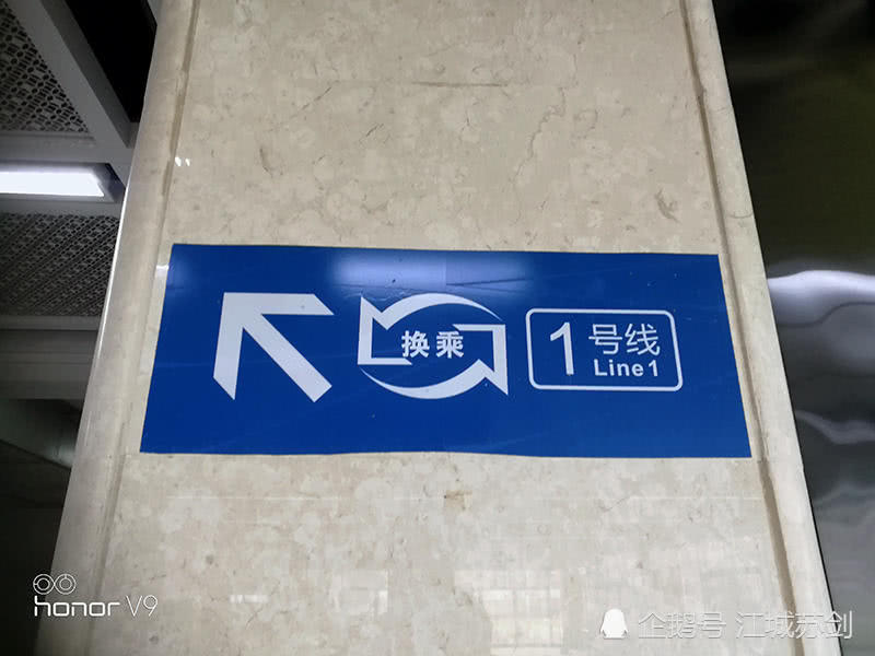 "乘"字作为动词意思为: 用交通工具或牲畜代替步行,如乘坐,换乘等;"成