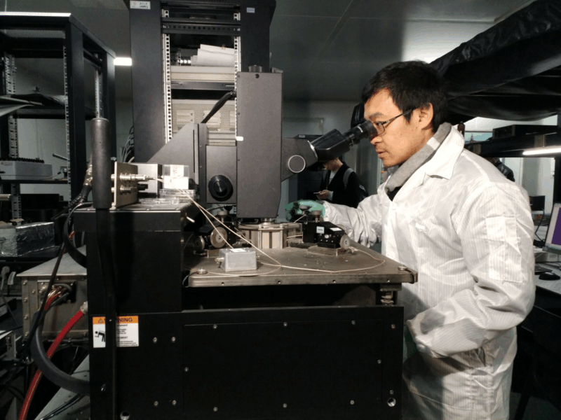 南京大学研发出新型"三明治"结构电子元件: 可耐340℃高温