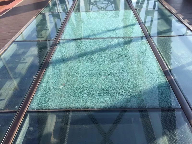 江边铁路公园桥上,玻璃栈道"裂"了 | 依然开放,还有人故意上去跺脚