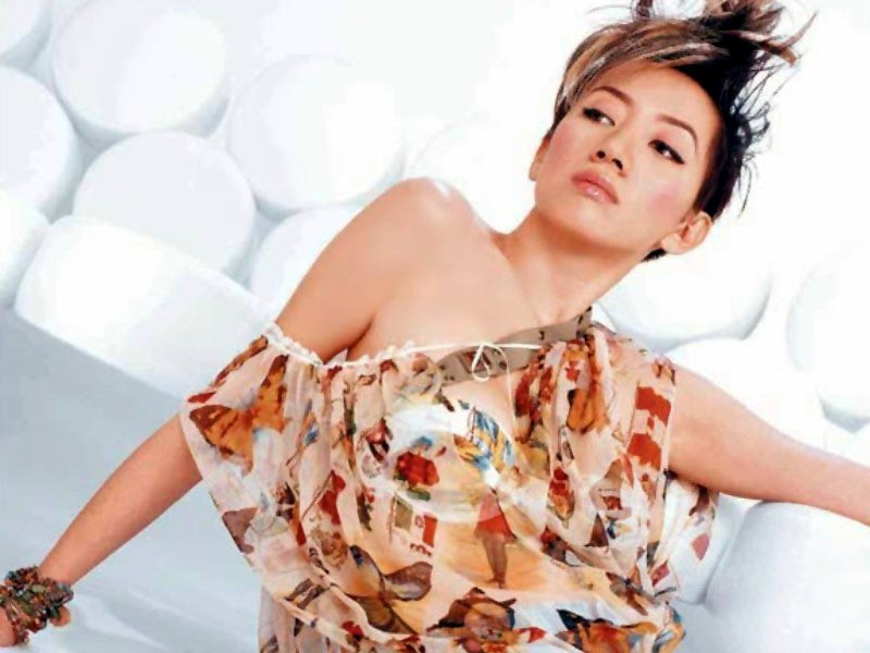 一代传奇女星梅艳芳,死后多年再度遭受自己亲生母亲手撕!